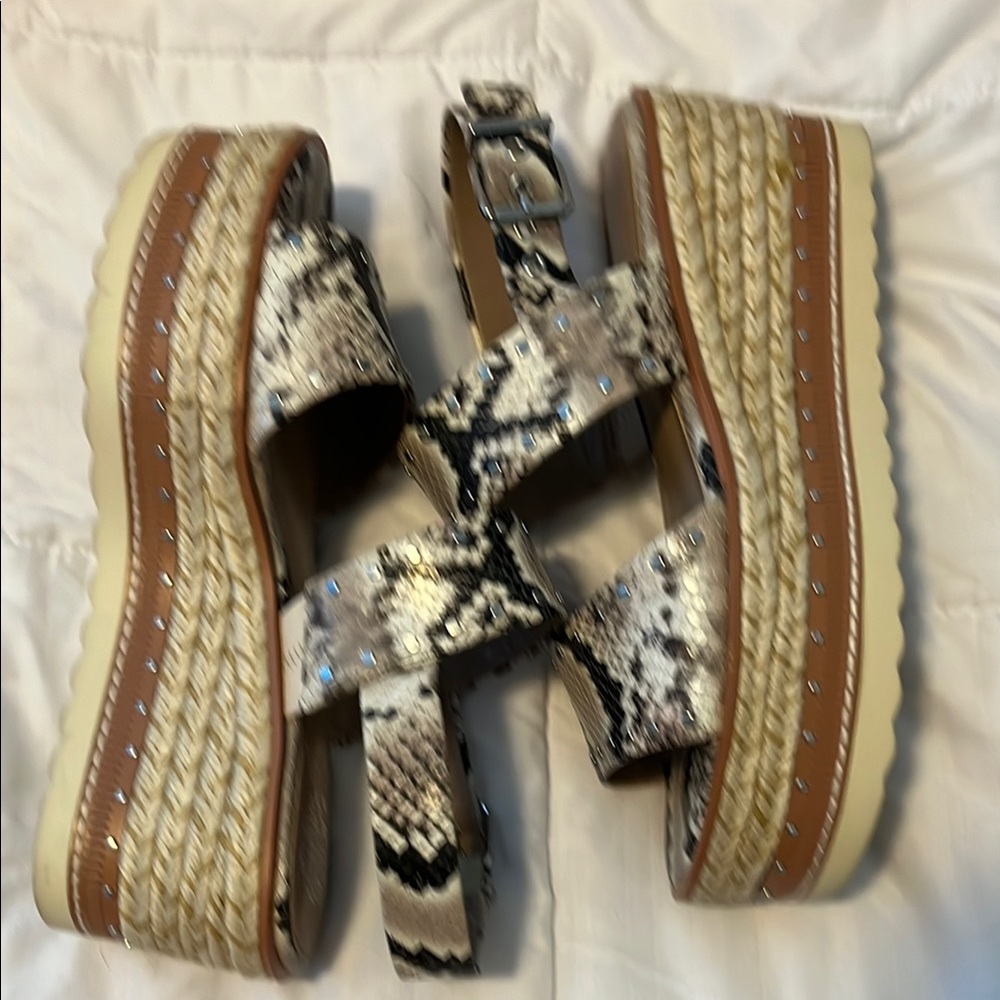 VINCE CAMUTO Platform Sandals 👡